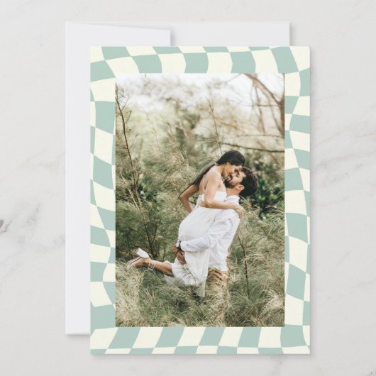 Retro Groovy Green Checkerboard Foto Save The Date (Rückseite)