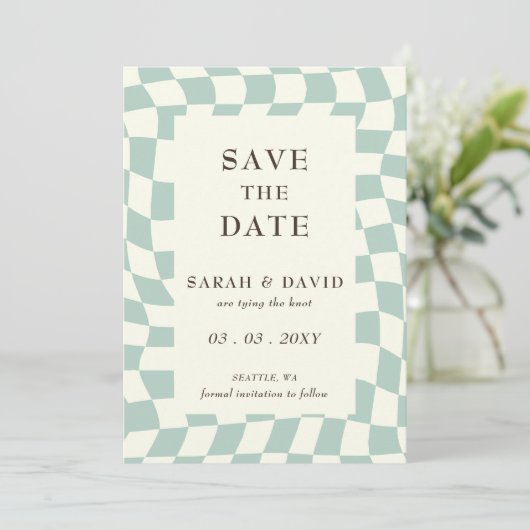 Retro Groovy Green Checkerboard Hochzeit Save The Date (Stehend Vorderseite)