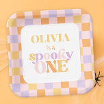 Retro Groovy Halloween erster Geburtstag Pappteller<br><div class="desc">Dieser individuelle Erstgeburtsplatz zeichnet sich durch ein farbenfrohes,  pastellfarbenes kariertes Design aus,  das die Spannung und den Spaß eines 1. Geburtstags perfekt einfängt. Es zeigt eine Retro-inspiriert Ästhetik und den Satz "spooky one" für eine halloween thematische Geburtstagsparty. Mockup Bild von Freepik.</div>