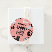 Retro Groovy Halloween leckte einen ersten Geburts Geschenkanhänger (Beispiel)