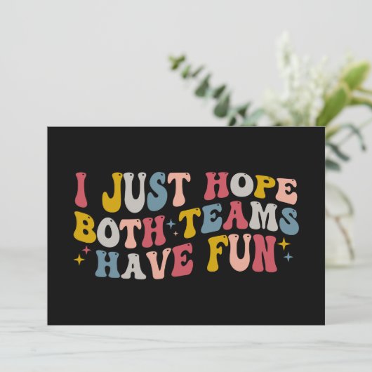 Retro Groovy Ich hoffe, dass beide Teams Spaß habe Einladung (Stehend Vorderseite)