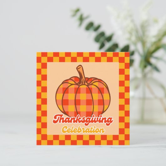 Retro Groovy Kariert Pumpkin Checkered Erntedank Einladung (Stehend Vorderseite)
