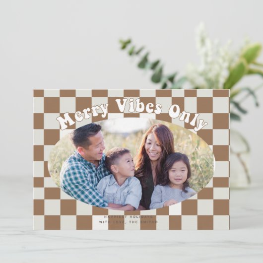 Retro Groovy Merry Vibes nur mit Buffalo Kariert Einladung (Stehend Vorderseite)