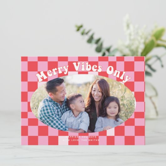 Retro Groovy Merry Vibes nur mit Buffalo Kariert Einladung (Stehend Vorderseite)