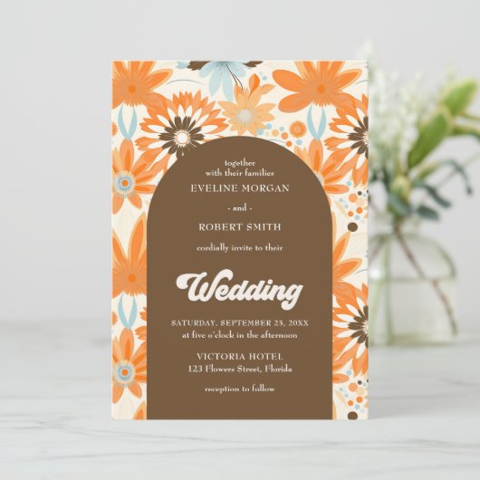 Retro Groovy orange braune und blaue Blütenbogen Einladung (Stehend Vorderseite)