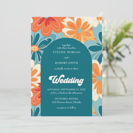 Retro Groovy orange gelbe und blaue Blütenbogen Einladung (Stehend Vorderseite)