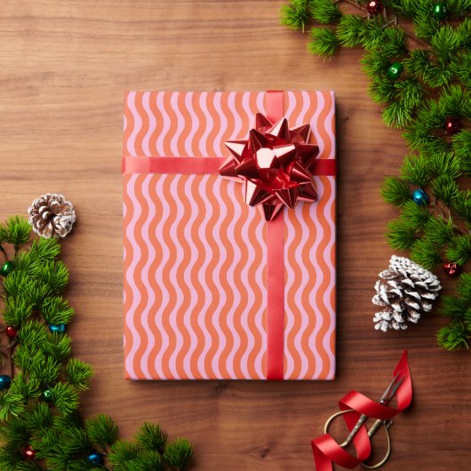 Retro Groovy Orange Pink Wavy Stripe Geschenkpapier (Feiertagsgeschenk)