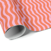 Retro Groovy Orange Pink Wavy Stripe Geschenkpapier (Rolleneckpunkt)