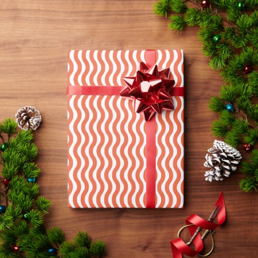 Retro Groovy Orange Wavy Stripe Geschenkpapier (Feiertagsgeschenk)