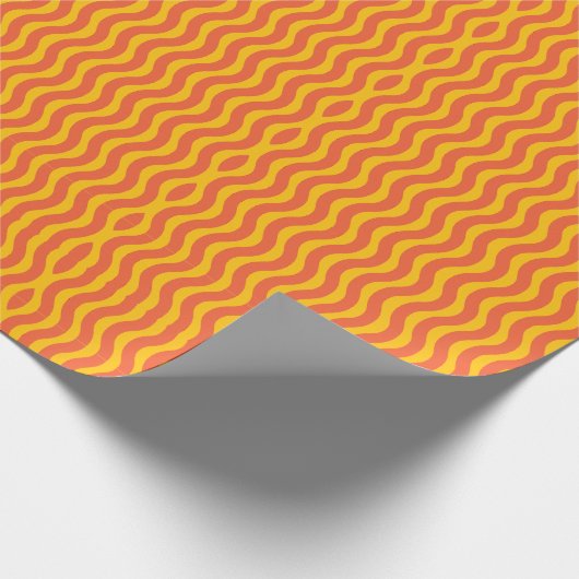 Retro Groovy Orange Yellow Wavy Strip Geschenkpapier (Ecke)