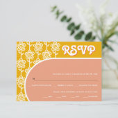 Retro Groovy Peach and Gelb 70er Hochzeit RSVP (Stehend Vorderseite)