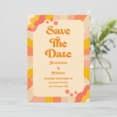 Retro Groovy Pink and Gold Wave Wedding Rettete Th Save The Date (Stehend Vorderseite)