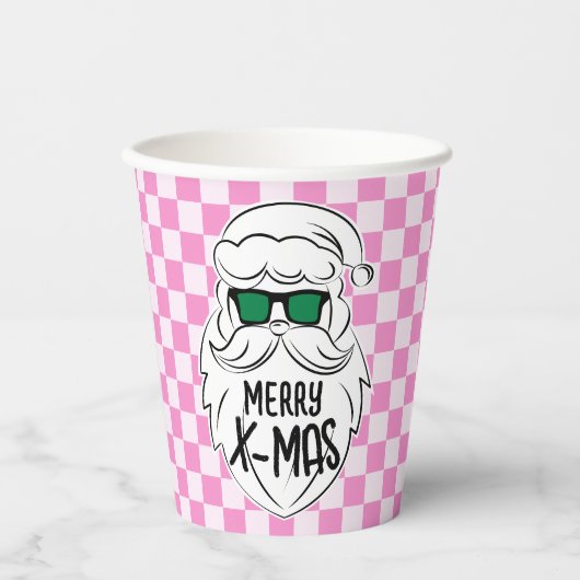 Retro Groovy Pink Checkered Santa Claus Christmas Pappbecher (Vorderseite)