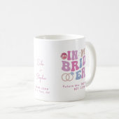Retro Groovy Schrift Braut Name In Meiner Braut Är Kaffeetasse (VorderseiteRechts)
