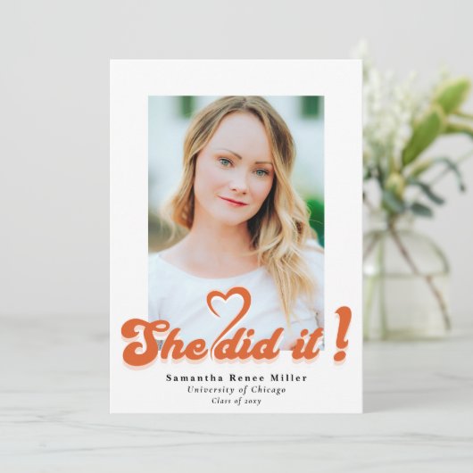 Retro Groovy Sie tat es Niedlich 2 Foto Abschluss Einladung (Stehend Vorderseite)