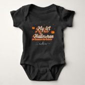 Retro Groovy Typografie 1. Halloween Mädchenname Baby Strampler (Vorderseite)