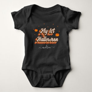 Retro Groovy Typografie 1. Halloween Mädchenname Baby Strampler