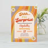 Retro Groovy Überraschung Geburtstag Einladung (Stehend Vorderseite)