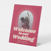 Retro Groovy Viva Magenta Wedding Willkommen in de Sockelschild (Vorderseite)