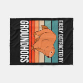Retro Groundhog Quote Easily Distracted By Groundh Fleecedecke (Vorderseite (Horizontal))