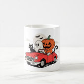 Retro-Halloween-Geist fährt rotes Auto Kaffeetasse (Mittel)