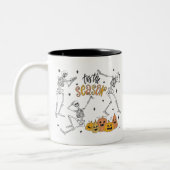 Retro Halloween Shirt, lustiges Halloween-Skull Zweifarbige Tasse (Links)