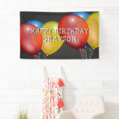 Retro Happy Birthday Balloons auf Chalkboard Banner (Insitu)