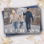 Retro Happy Holidays Typografie Weihnachtsfeiertag Feiertagskarte<br><div class="desc">Happy Holidays Typografie und Ihr Lieblings-Foto mit Ihren Namen und Gruß in schicken Schriften auf der Rückseite. *ÄNDERN SIE DIE FARBE auf der Kartenrückseite,  um sie an Ihr Foto anzupassen. Wählen Sie Matte für schwerstes Papier und High Definition für beste Foto-Qualität.</div>