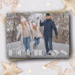 Retro Happy Holidays Typografie Weihnachtsfeiertag Feiertagskarte<br><div class="desc">Happy Holidays Typografie und Ihr Lieblings-Foto auf der Vorderseite mit Ihrem persönlichen Gruß in schicken Schriften auf der Rückseite. *ÄNDERN SIE DIE FARBE auf der Kartenrückseite,  um sie an Ihr Foto anzupassen. Wählen Sie Matte für schwerstes Papier und High Definition für beste Foto-Qualität.</div>