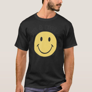 Retro hat ein schönes Tageslicht und ein glücklich T-Shirt