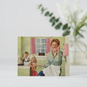 Retro Hausfrau & Familie Postkarte (Stehend Vorderseite)