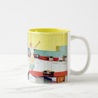 Retro-Hausfrauen in der Küche Zweifarbige Tasse
