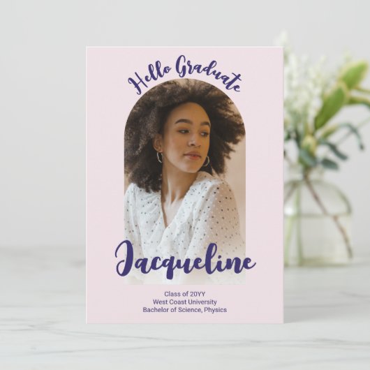 Retro Hello Graduate 2025 Lila Script Arch Foto Ankündigung (Stehend Vorderseite)