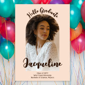 Retro Hello Graduate 2025 Peach Script Arch Foto Einladung