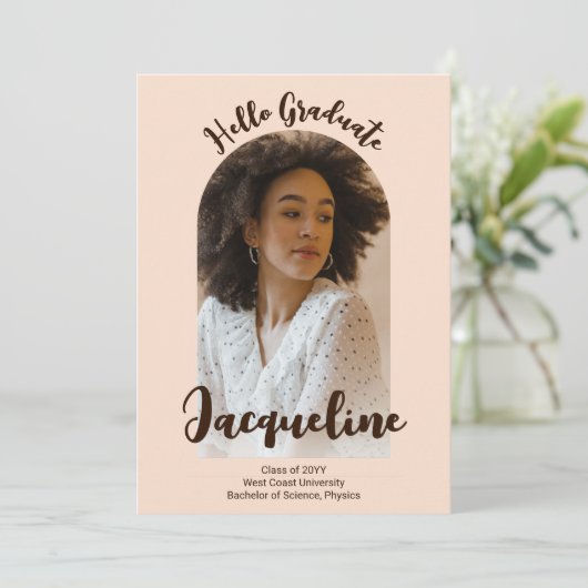 Retro Hello Graduate 2025 Peach Script Arch Foto Einladung (Stehend Vorderseite)
