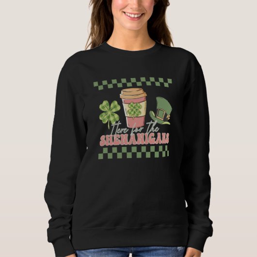Retro Here For The Shenanigans Checkered St Patric Sweatshirt (Vorderseite)