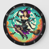 Retro-Hexe im Zimmer Große Wanduhr (Vorderseite)