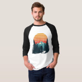 Retro Hiker Mountain Adventure  T-Shirt (Vorne ganz)