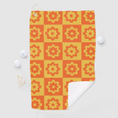 Retro-Hippie-Blume auf der Checkerboard Gelbes Ora Golfhandtuch (Insitu)