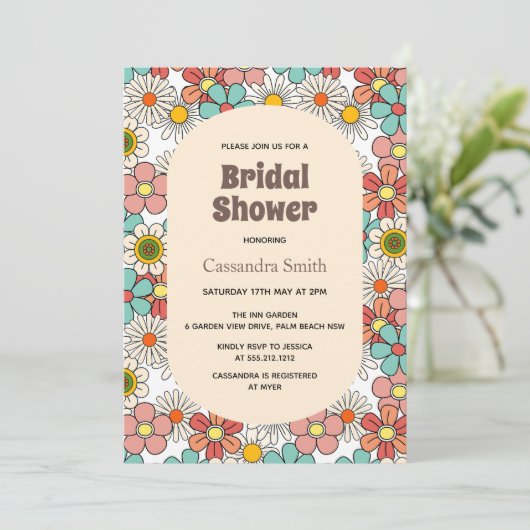 Retro Hippie Groovy Blume Brautparty Einladung (Stehend Vorderseite)