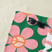 Retro Hippie Peace Blume Grüner Personalisierter N Strandtuch (Beispiel)