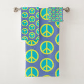 Retro Hippie Peace Sign Muster in Blau   Badhandtuch Set (Insitu)