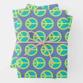 Retro Hippie Peace Sign Muster in Blau Geschenkpapier Set (Beispiel)