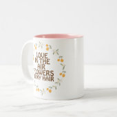 Retro Hippie positives Zitat Zweifarbige Tasse (Vorderseite Links)