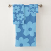 Retro Hippie Preppy Blue Blume Y2K Muster Badhandtuch Set (Insitu)