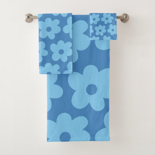 Retro Hippie Preppy Blue Blume Y2K Muster Badhandtuch Set (Insitu)