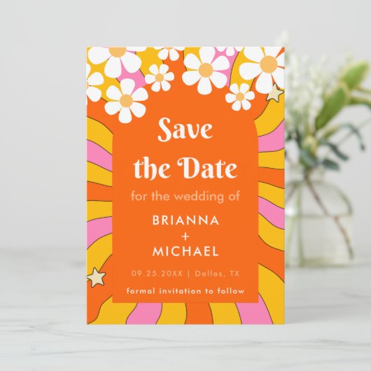 Retro Hippie Style Daisy & Orange Arch 70er Groovy Save The Date (Stehend Vorderseite)