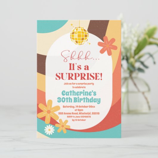 Retro Hippie Überraschung Geburtstag Einladung (Stehend Vorderseite)