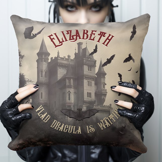 Retro Horror Dracula Burg Gotisch Kissen (Perfect Gothic bedroom Decor, Gothic gift for Gothic Daughter. Just add you name and a message.)