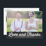 Retro Imitats Chalkboard Foto Hochzeit Vielen Dank Postkarte<br><div class="desc">Geben Sie Ihren Dankeschön-Karten eine lustige, nostalgische Touch mit dieser maßgeschneiderten horizontalen Foto Hochzeit Dankeschön Karte. Diese Karte wurde mit mutiger Retro-inspirierter Typografie von "Liebe und Dank" über Ihr Lieblings-Hochzeitsfest-Foto entworfen und vereint Vintagen Charme mit moderner Personalisierung. Fügen Sie Ihr Foto, Namen und eine individuelle Nachricht hinzu, um ein stilvolles...</div>